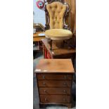 A VICTORIAN MAHOGANY BUTTON BACK CHAIR & SMALL CHEST OF 4 DRAWERS