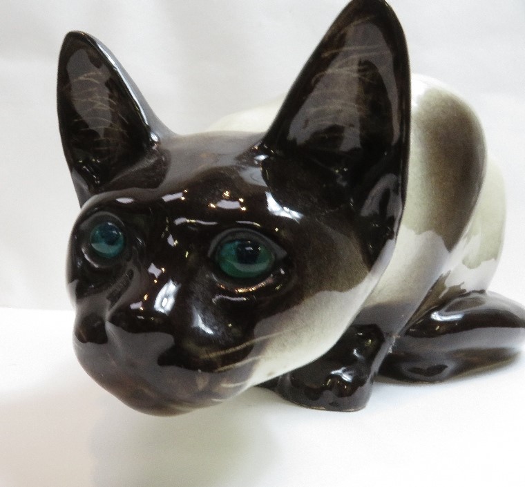 A Winstanley figure of a Siamese cat with green glass eyes, signed to the base and numbered 45, 40cm - Bild 2 aus 5