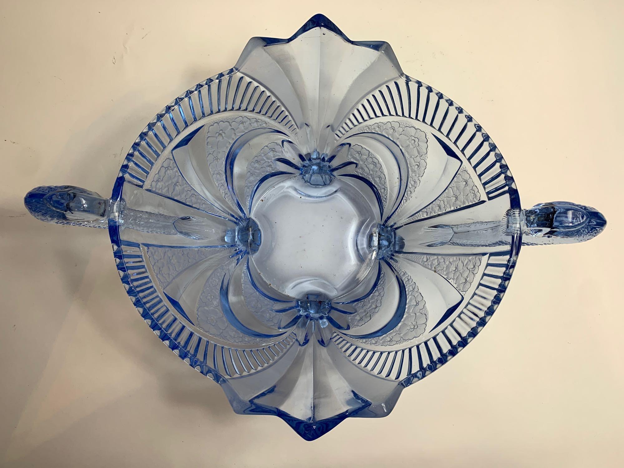 An Art Deco moulded blue glass centre piece, with fish handles standing on four scrolled feet, - Bild 2 aus 6