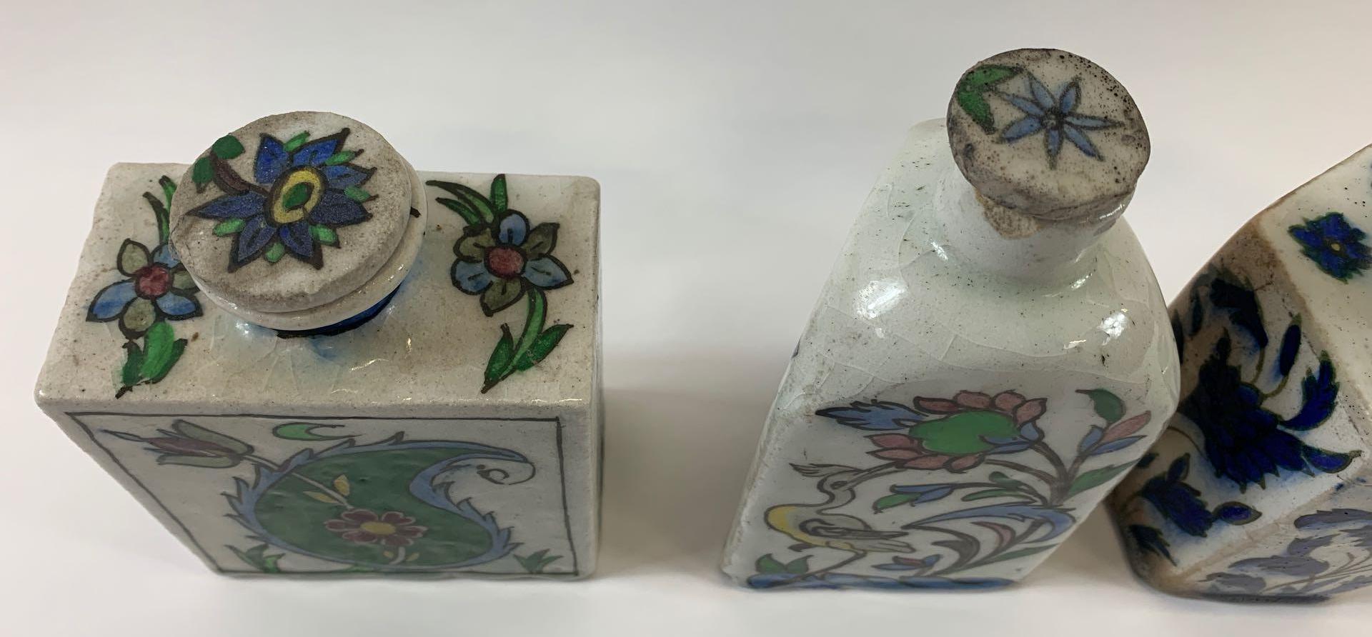 Three Turkish Iznik/Persian pottery flasks, two decorated with various flowers, plants and - Bild 2 aus 8