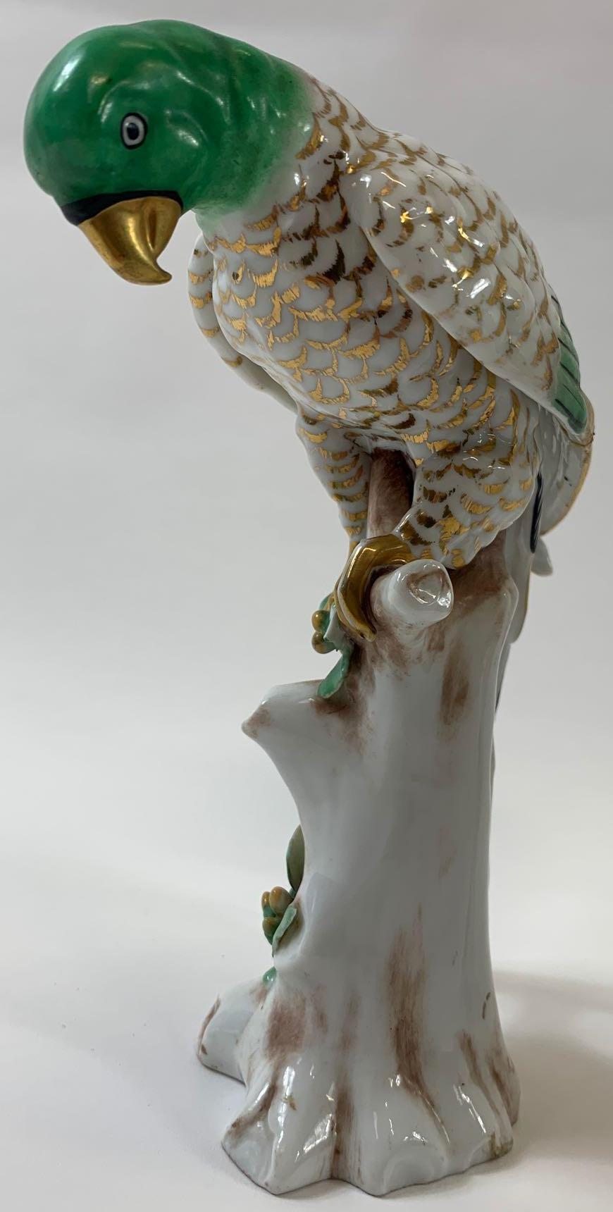 A pair of 19th century ceramic figures of birds, each painted with gilded and green highlights - Bild 3 aus 7