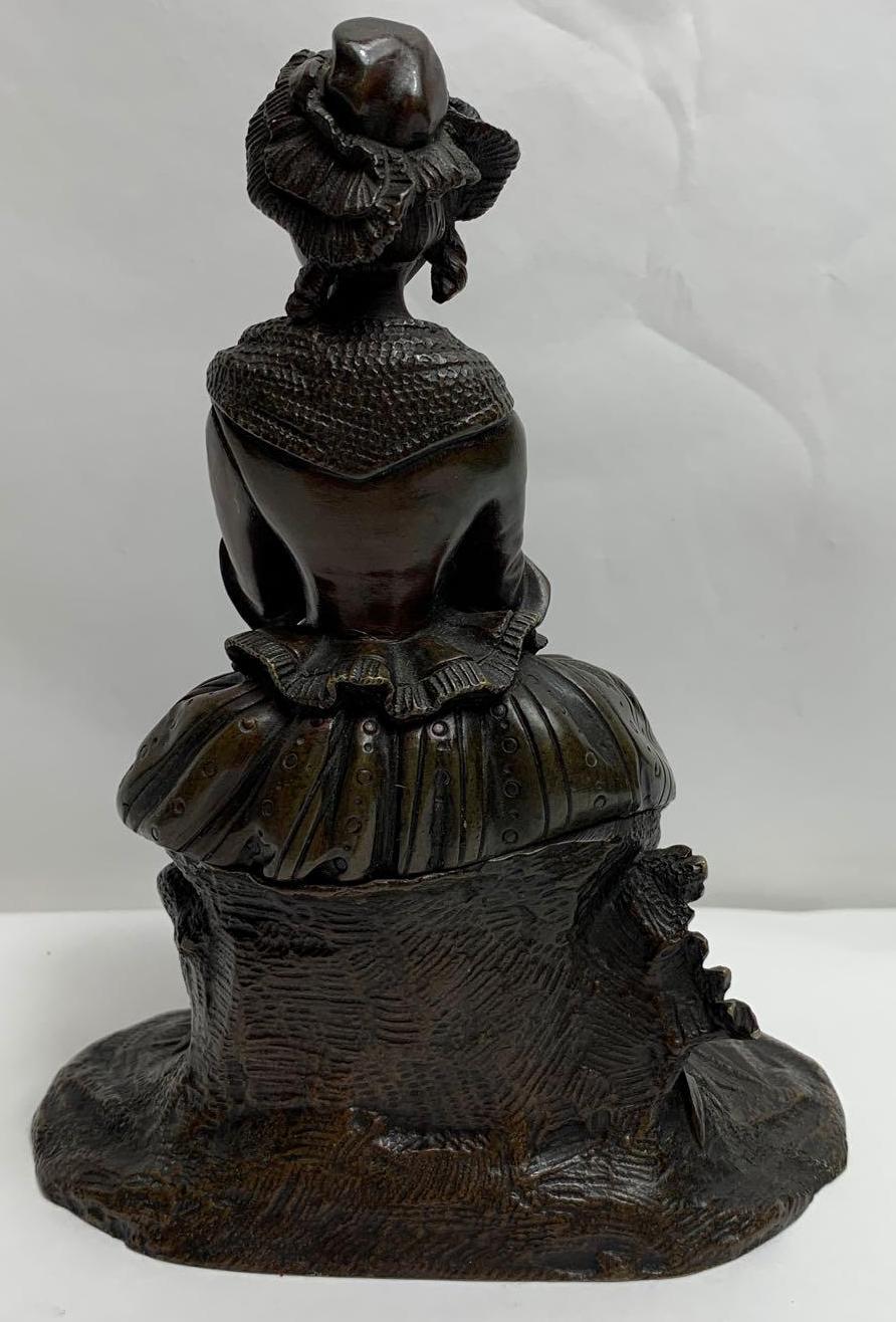 A 20th century bronze figure of a girl seated on a rocky base, 16cm high - Bild 2 aus 4