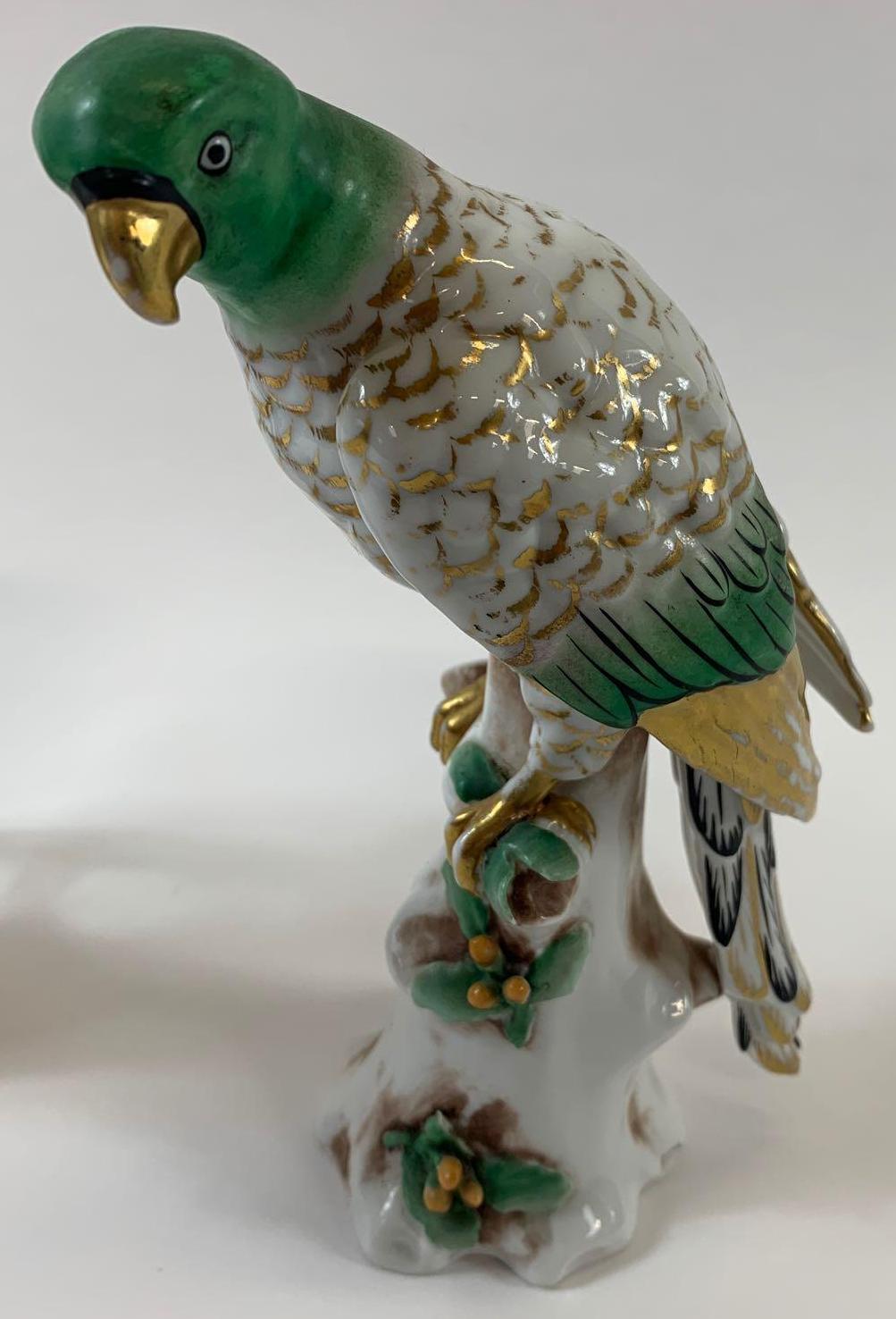 A pair of 19th century ceramic figures of birds, each painted with gilded and green highlights - Bild 2 aus 7