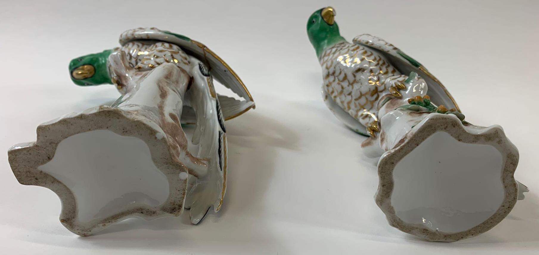 A pair of 19th century ceramic figures of birds, each painted with gilded and green highlights - Bild 4 aus 7