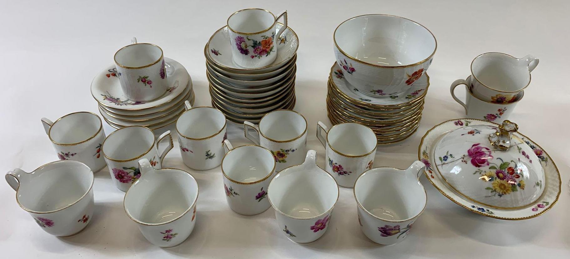 A collection of Royal Copenhagen tea and coffee wares to include tea cups, saucers, coffee cans, - Bild 2 aus 2