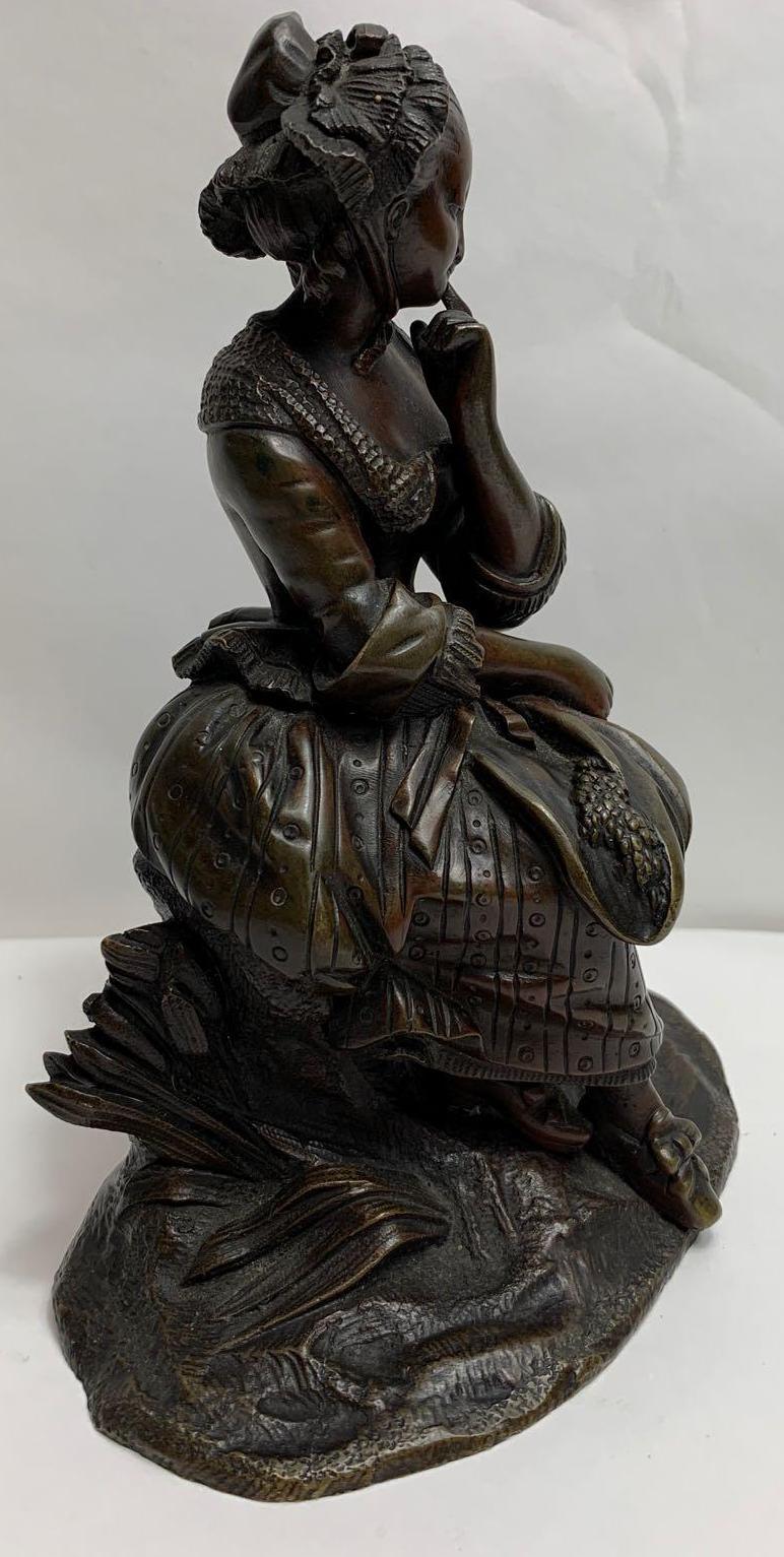 A 20th century bronze figure of a girl seated on a rocky base, 16cm high - Bild 3 aus 4