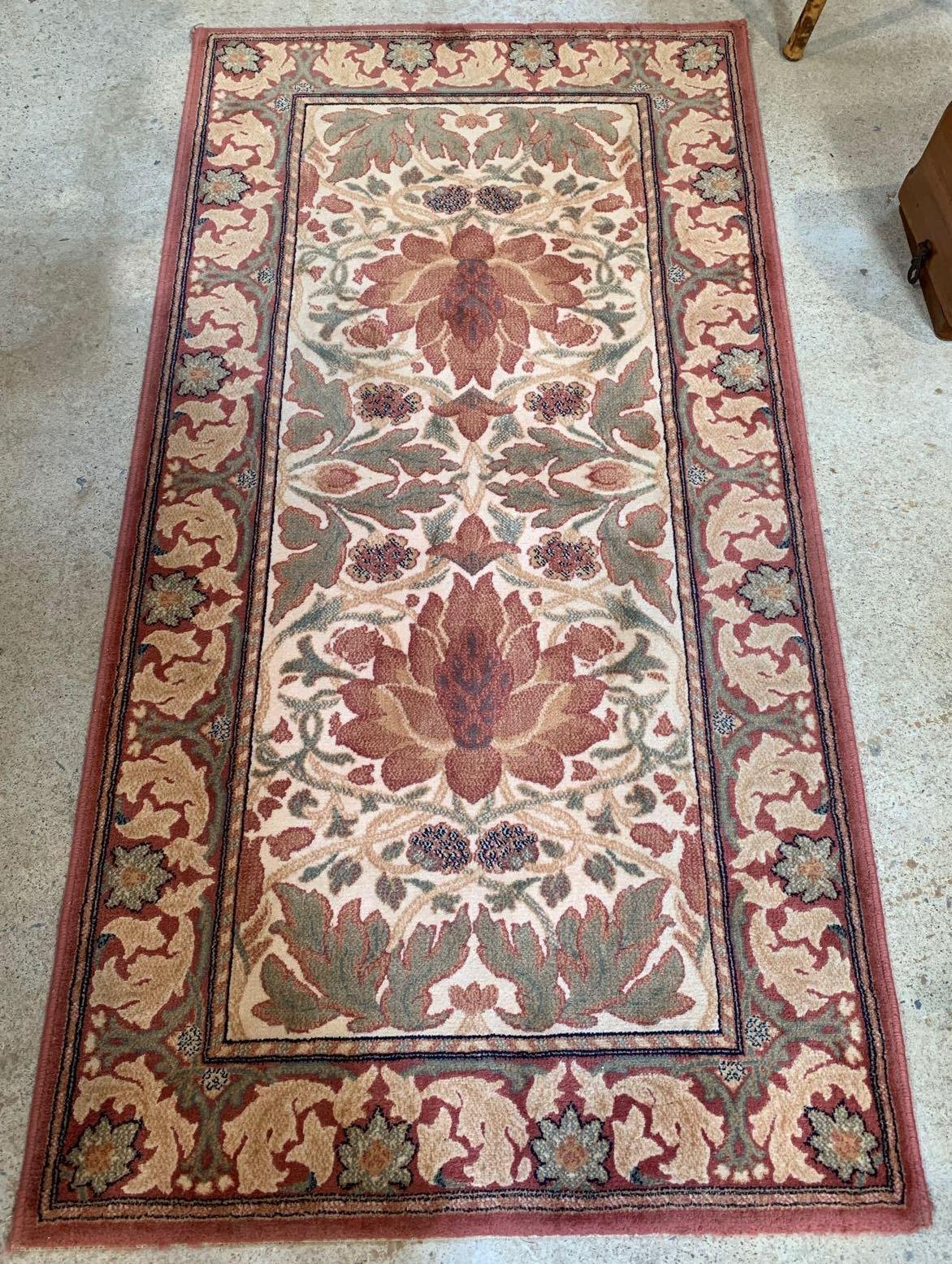 A 20th century wool rug, in bright colours with re - Image 5 of 6