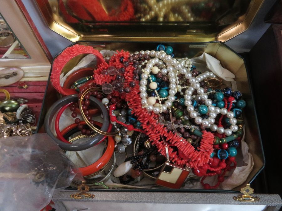 A quantity of costume jewellery, housed in various - Image 3 of 6