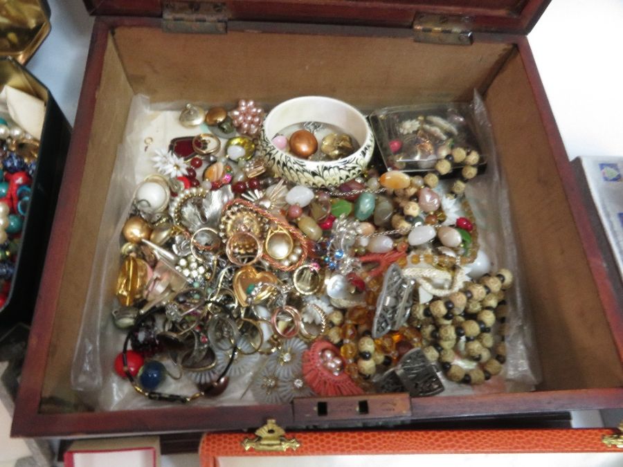 A quantity of costume jewellery, housed in various - Image 5 of 6