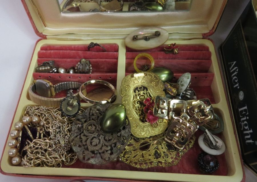 A quantity of costume jewellery, housed in various - Image 2 of 6