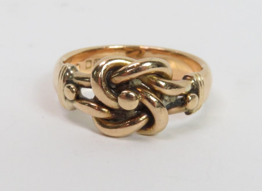 An 18 carat gold knot ring, London 1919, finger si