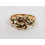 An 18 carat gold knot ring, London 1919, finger si