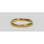 A 22 carat gold wedding ring, 4 grams gross