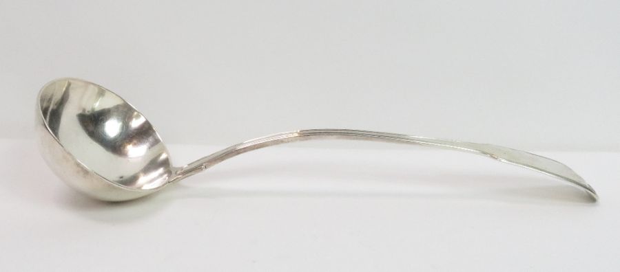 A Georgian silver soup ladle, by Benjamin Elkin, L - Image 2 of 5