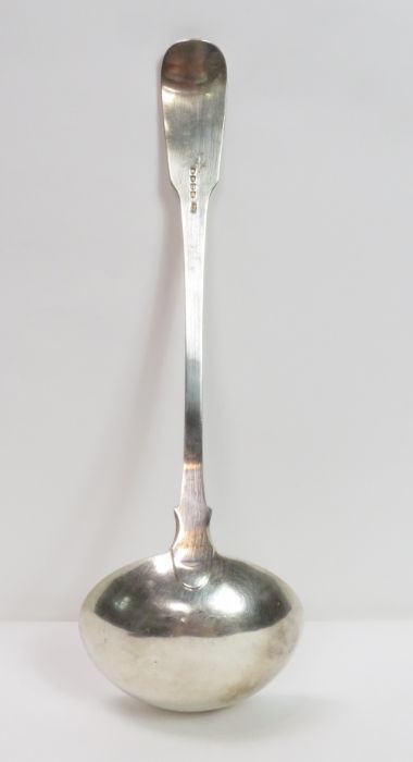 A Georgian silver soup ladle, by Benjamin Elkin, L - Image 4 of 5