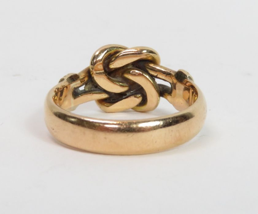 An 18 carat gold knot ring, London 1919, finger si - Image 3 of 4