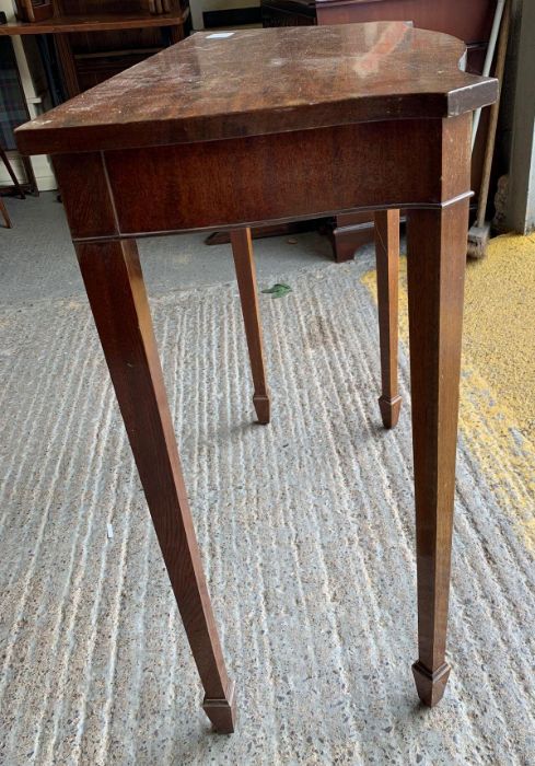 Mahogany veneered hall table with serpentine front - Image 2 of 2