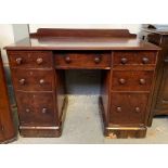 Early 20th Century mahogany twin pedestal desk wit