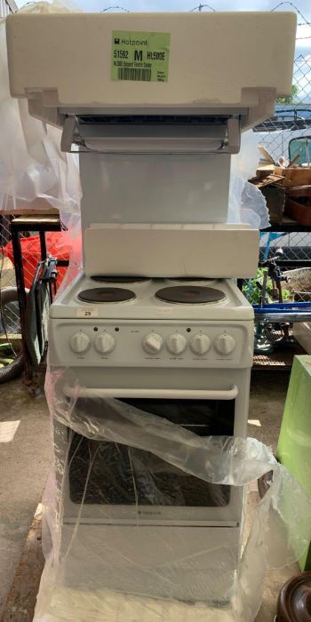 New freestanding Hotpoint electric cooker