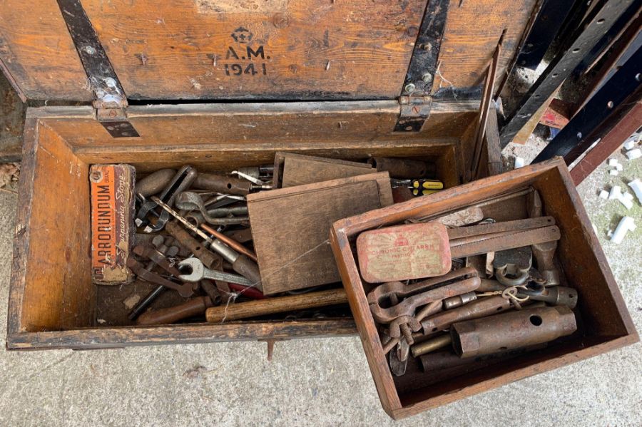 Vintage painted pine toolbox including contents to - Image 2 of 2