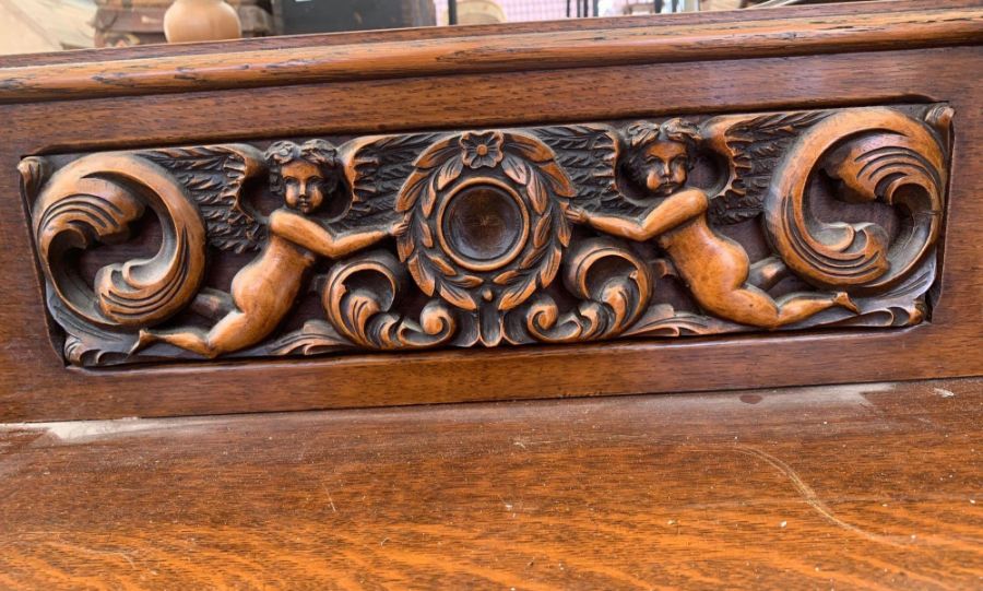 Oak sideboard with barley twist legs and decorativ - Image 3 of 3