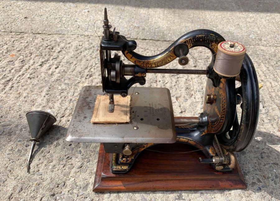 A 19th century Agenoria sewing machine, by the Fra - Image 4 of 6