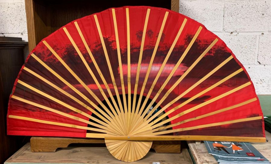 Large decorative red fan - Image 5 of 5