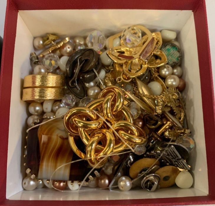 Shelf of costume jewellery, wristwatch, brooches e - Image 2 of 3