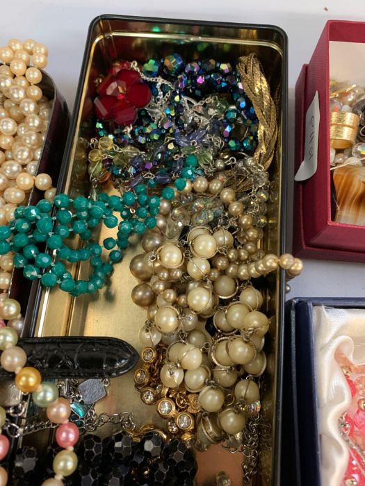 Shelf of costume jewellery, wristwatch, brooches e - Image 3 of 3