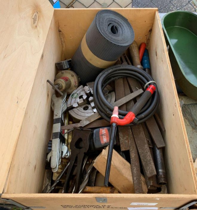 Shelf of items to include wooden box of files, wo - Image 2 of 4