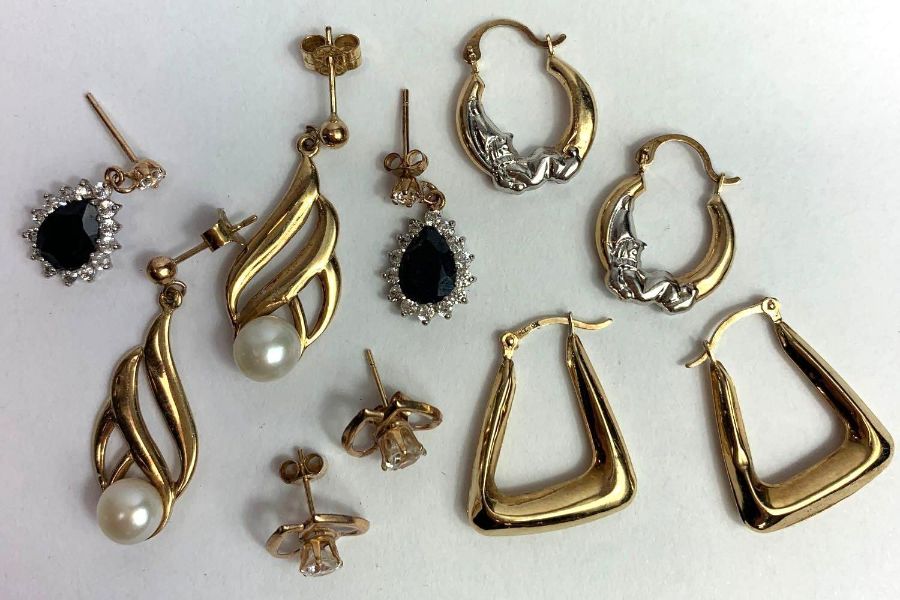 A collection of five pairs of earrings, of various - Image 2 of 2