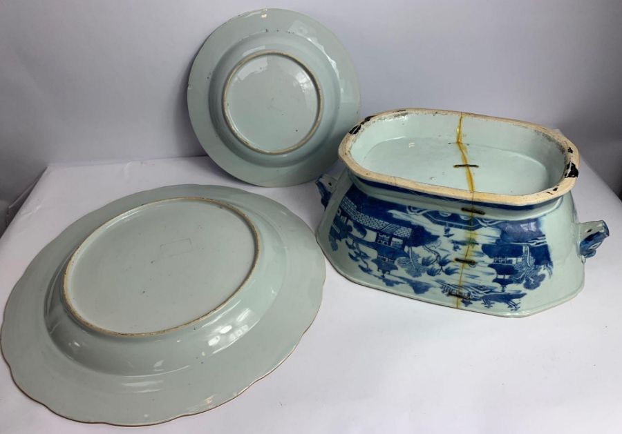 A Chinese export blue and white plate, decorated wi - Image 2 of 2