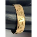 A 9 carat gold patterned wedding ring, 2.5 g gross