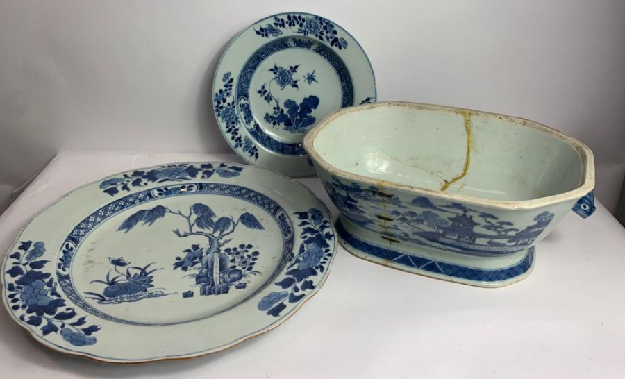 A Chinese export blue and white plate, decorated wi