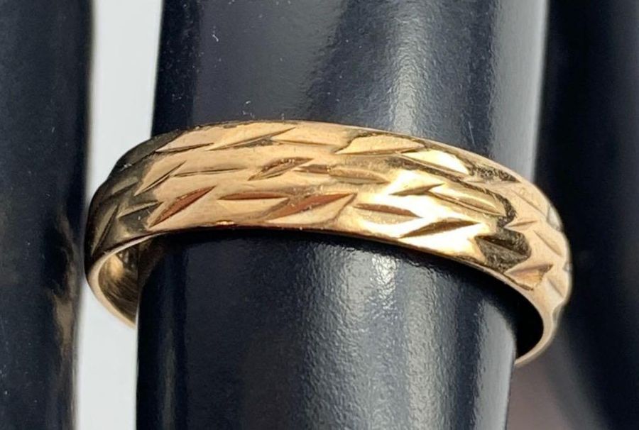 A 9 carat gold wedding ring; and another; 8.3 g gr - Image 3 of 4