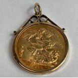 A 1913 sovereign in a 9 carat gold pendant mount,