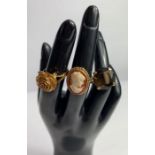 A 9 carat gold rose ring; a 9 carat gold smokey qu