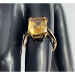 A 9 carat gold single stone citrine ring, 4 g gros