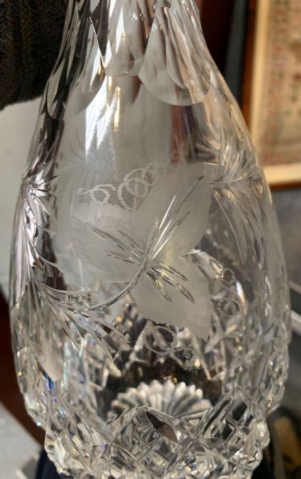 A heavy clear glass goblet, with an engraved decor - Image 4 of 4