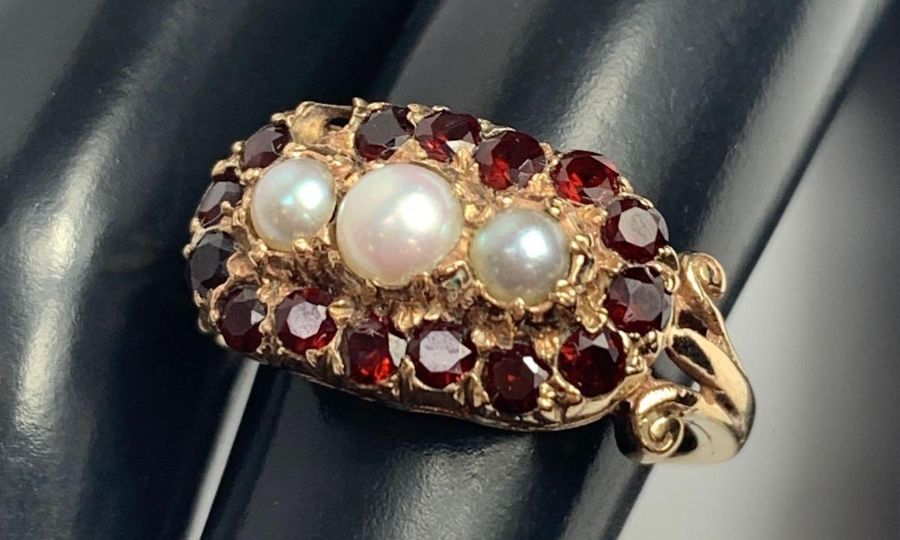 A 9 carat gold garnet and cultured pearl dress rin - Image 3 of 3