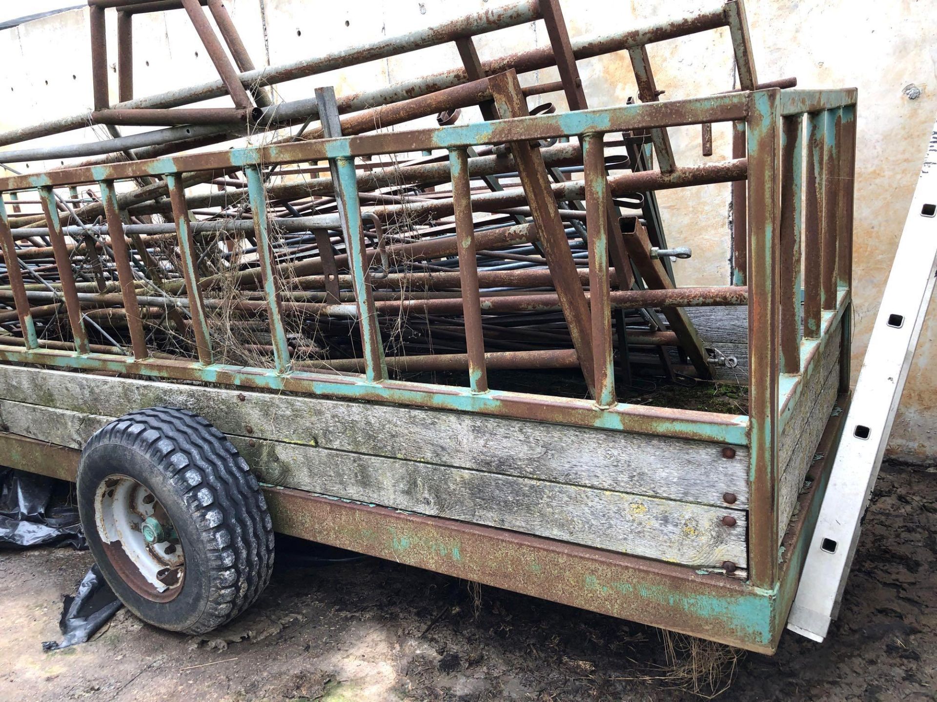 18ft Feed Trailer (requires new bed)(contents not included) - Image 3 of 3