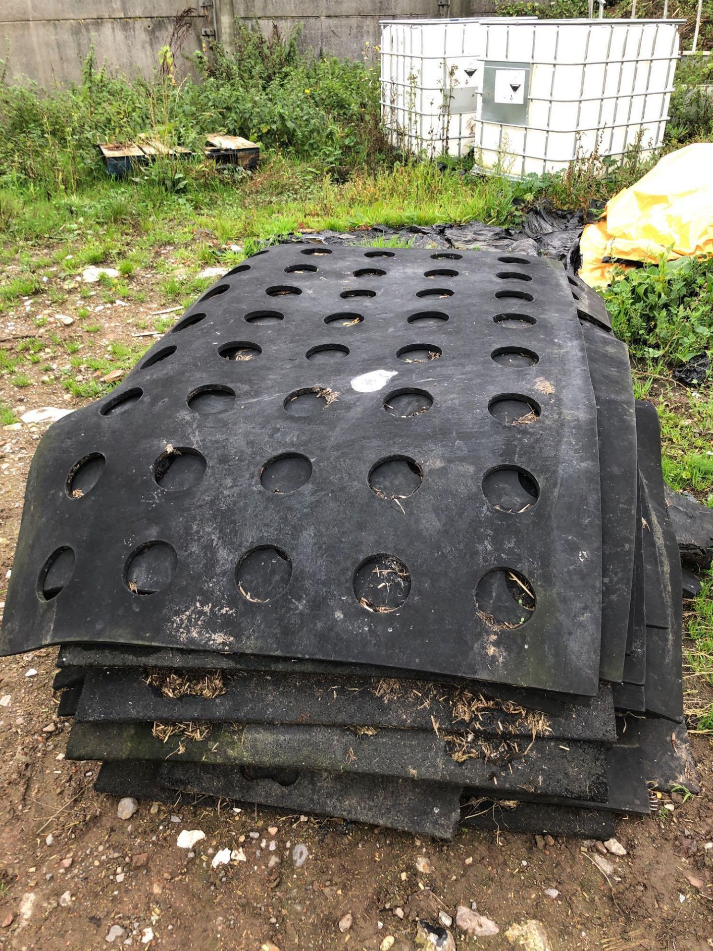 25 Approx Rubber Silage Mats (to weigh sheets down)