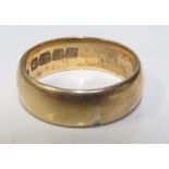 An 18 carat gold plain wedding ring, 4.9 grams gro