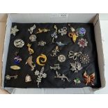 A collection of thirty two costume jewellery brooc