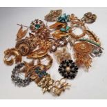 A collection of thirty two vintage brooches