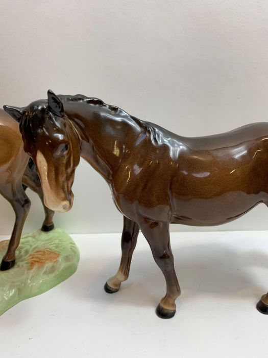 A Beswick group of a mare and foal standing on gra - Image 3 of 3