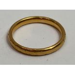 A 22 carat gold plain wedding ring, 2.6 grams gros