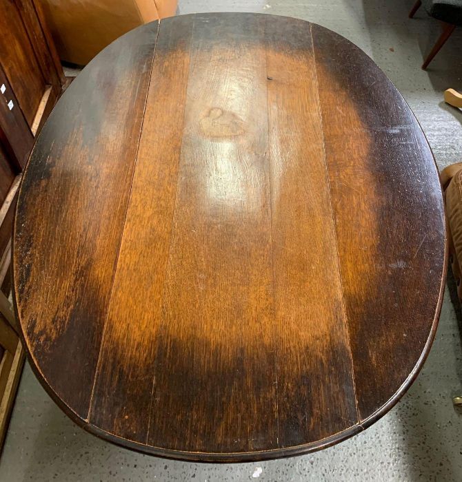 A 20th century stained oak gate leg wake table with two drop le - Image 4 of 4