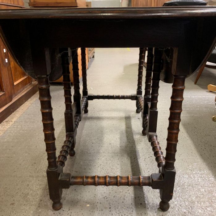 A 20th century stained oak gate leg wake table with two drop le - Image 3 of 4