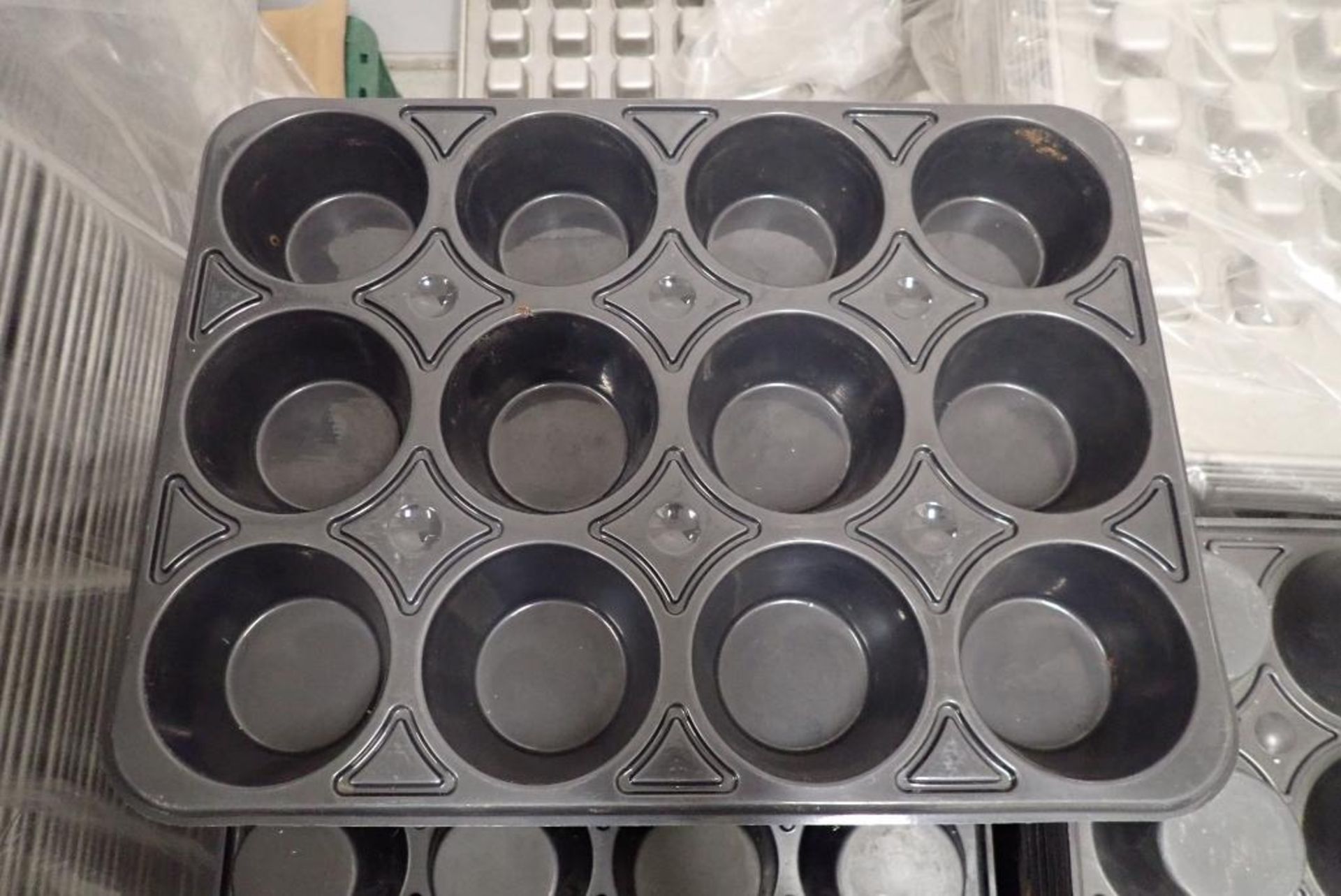 12-spot plastic muffin pans - Image 2 of 7